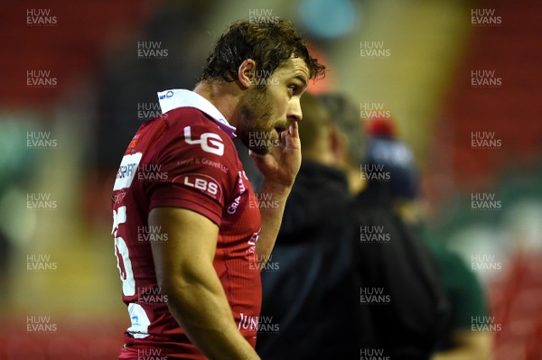 191018 - Leicester Tigers v Scarlets - European Rugby Champions Cup - Leigh Halfpenny of Scarlets looks dejected