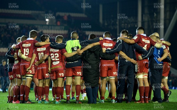 191018 - Leicester Tigers v Scarlets - European Rugby Champions Cup - Scarlets huddle at the end of the game