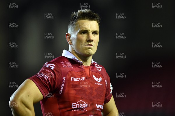 191018 - Leicester Tigers v Scarlets - European Rugby Champions Cup - Jonathan Davies of Scarlets looks dejected