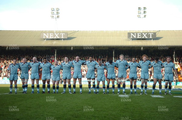 03.11.07 - Leicester Tigers v Cardiff Blues - EDF Energy Cup - Cardiff Blues players line up for a minutes silence in honor of Ray Gravell who died on Wedneday 