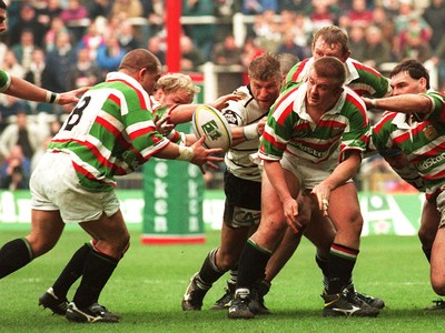 250197 - Leicester Rugby v Brive - Heineken Cup Final - Graham Rowntree of Leicester slips the ball to Richard Cockerill