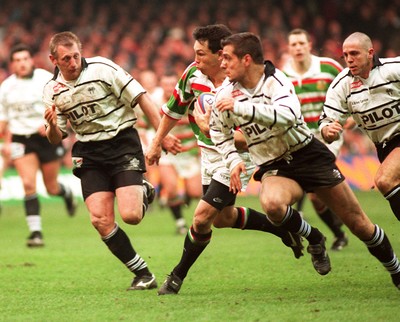 250197 - Leicester Rugby v Brive - Heineken Cup Final - Rory Underwood of Leicester can't get past the Brive defence