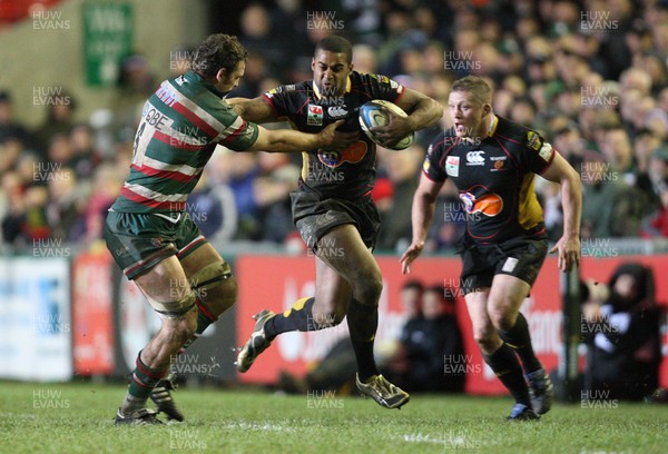 14.11.09... Leicester Tigers v Newport Gwent Dragons, LV= Cup. -  Dragons' Aled Brew tries to hold off Leicester's Craig Newby  Huw Evans Agency Ltd, Cardiff