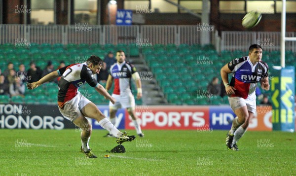 081113 - Leicester Tigers vs Ospreys - LV= Cup Round 1-Sam Davies scores a penalty for Ospreys(c) Huw Evans Agency