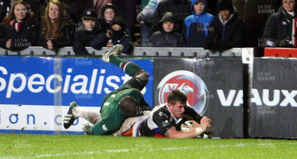 081113 - Leicester Tigers vs Ospreys - LV= Cup Round 1-Sam Williams scores a try for Ospreys(c) Huw Evans Agency