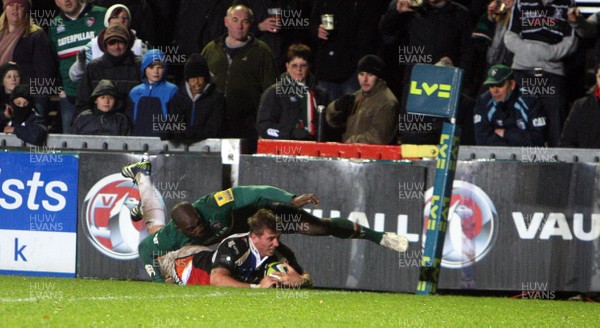 081113 - Leicester Tigers vs Ospreys - LV= Cup Round 1-Sam Williams scores a try for Ospreys(c) Huw Evans Agency