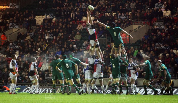 081113 - Leicester Tigers vs Ospreys - LV= Cup Round 1-Ospreys win the line out at Leicester(c) Huw Evans Agency