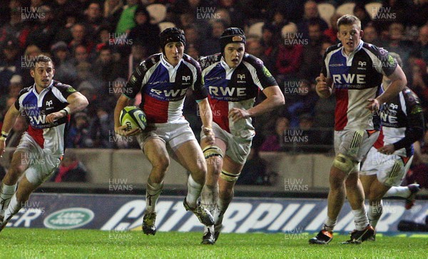 081113 - Leicester Tigers vs Ospreys - LV= Cup Round 1-Ospreys on the attack at Leicester(c) Huw Evans Agency