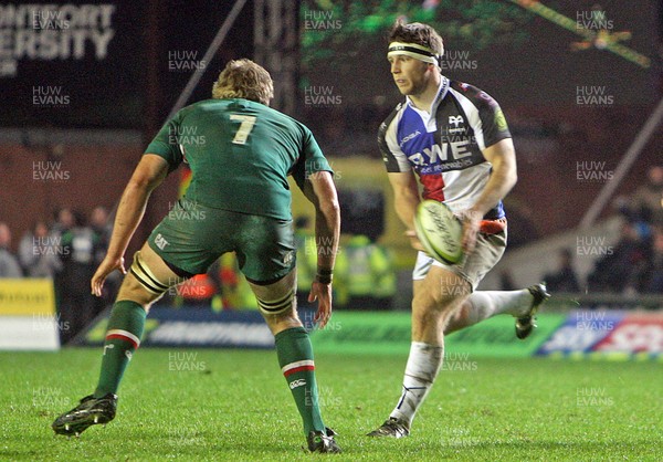 081113 - Leicester Tigers vs Ospreys - LV= Cup Round 1-Ospreys on the attack at Leicester(c) Huw Evans Agency