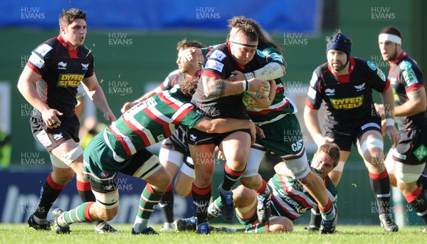 17.10.10 - Leicester Tigers v Llanelli Scarlets - Heineken Cup - Rhys Thomas of Scarlets breaks through. 