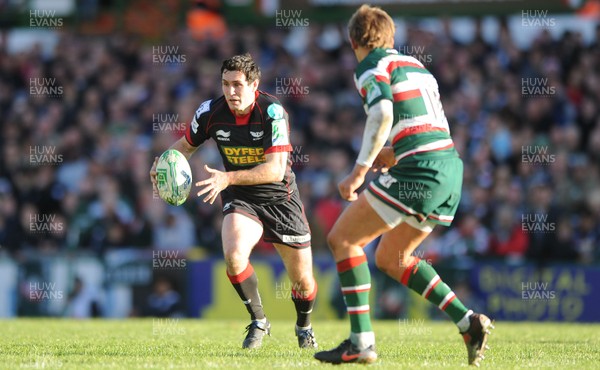 17.10.10 - Leicester Tigers v Llanelli Scarlets - Heineken Cup - Stephen Jones of Scarlets looks for support. 