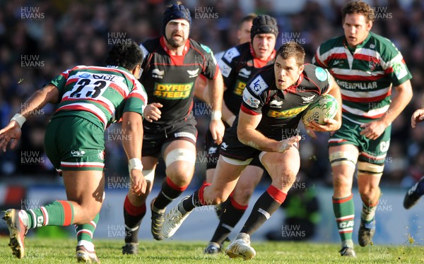 17.10.10 - Leicester Tigers v Llanelli Scarlets - Heineken Cup - Sean Lamont of Scarlets gets through. 