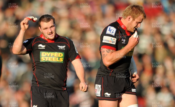 17.10.10 - Leicester Tigers v Llanelli Scarlets - Heineken Cup - Ken Owens and Damian Welch of Scarlets look dejected. 