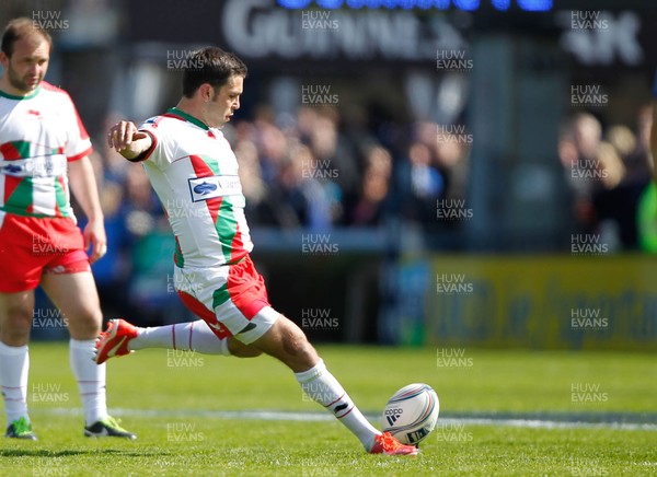 270413 - Leinster v Biarritz - Amlin Challenge Cup - Dimitri Yachvili of Biarritz has a kick at goal 