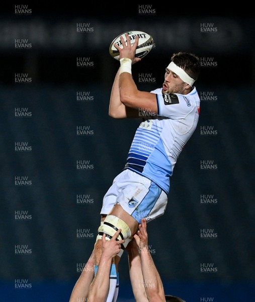 221120 - Leinster v Cardiff Blues - Guinness PRO14 - Rory Thornton of Cardiff Blues wins possession in the line out