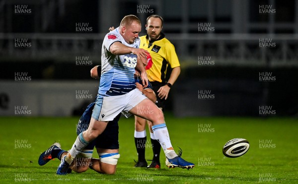 221120 - Leinster v Cardiff Blues - Guinness PRO14 - Ethan Lewis of Cardiff Blues in action against Josh Murphy of Leinster