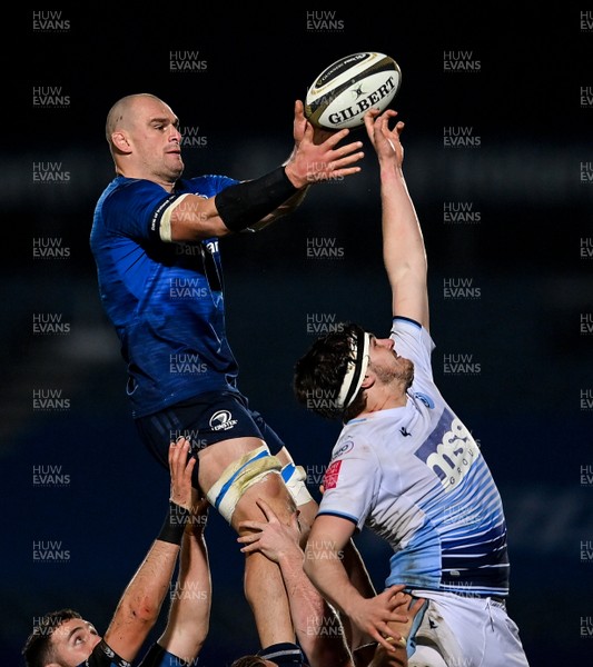 221120 - Leinster v Cardiff Blues - Guinness PRO14 - Rory Thornton of Cardiff Blues steals possession from Rhys Ruddock of Leinster