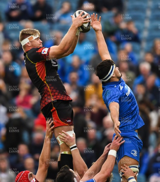 150918 - Leinster v Dragons - Guinness PRO14 -  Aaron Wainwright of Dragons wis a line out from Max Deegan of Leinster