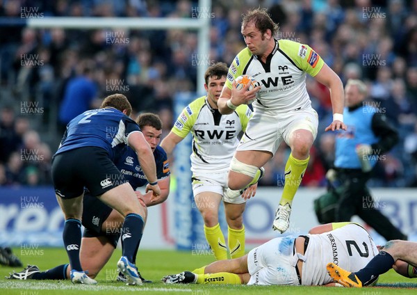 030513 - Leinster v Ospreys - RaboDirect Pro 12 - Alun-Wyn Jones of Ospreys dodges a tackle 