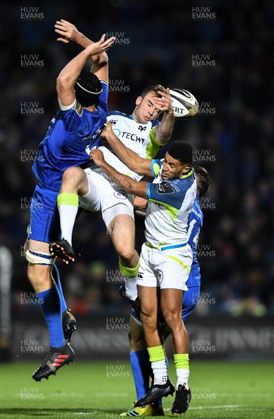 041019 - Leinster and Ospreys - Guinness PRO14 -  Cai Evans of Ospreys supported by Keelan Giles of Ospreys wins a high ball against Scott Fardy of Leinster 