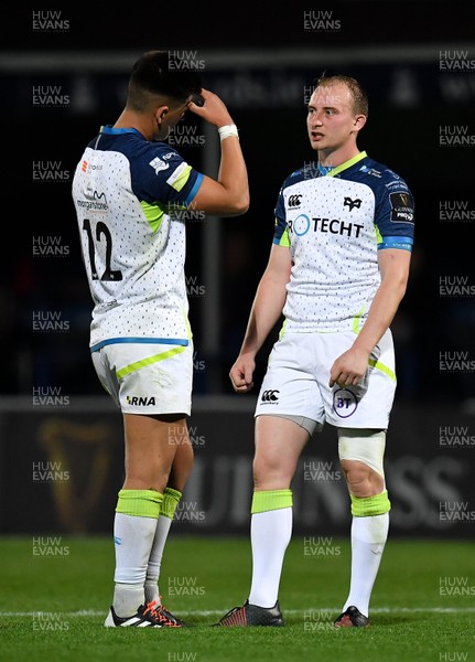 041019 - Leinster and Ospreys - Guinness PRO14 -  Luke Price, right, and Tiaan Thomas-Wheeler of Ospreys in conversation