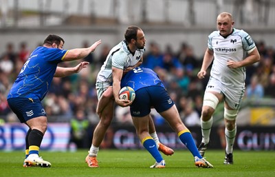 160526 - Leinster v Ospreys - United Rugby Championship - Evardi Boshoff of Ospreys is tackled by Gus McCarthy of Leinster