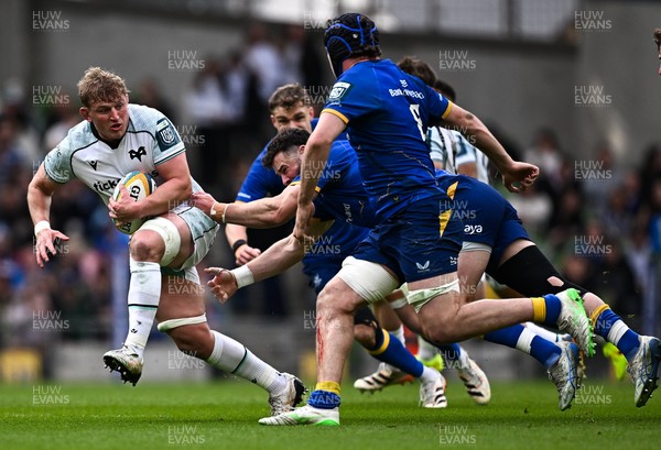 160526 - Leinster v Ospreys - United Rugby Championship - Jac Morgan of Ospreys is tackled by Robbie Henshaw of Leinster
