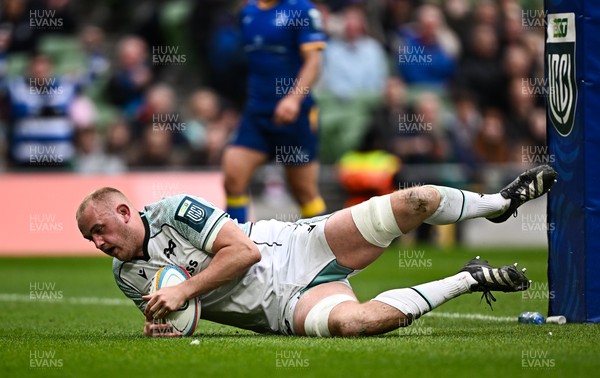 160526 - Leinster v Ospreys - United Rugby Championship - Huw Sutton of Ospreys scores his side's first try