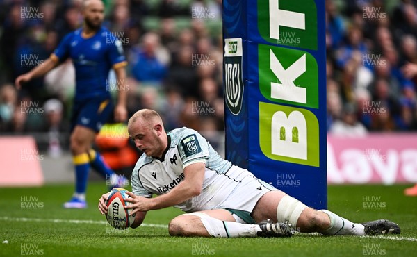 160526 - Leinster v Ospreys - United Rugby Championship - Huw Sutton of Ospreys scores his side's first try