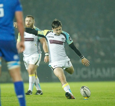 291114 - Leinster v Ospreys - Guinness Pro12 -   Sam Davies of Ospreys converts a penalty(c) Huw Evans Agency