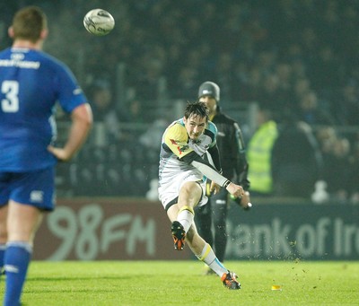 291114 - Leinster v Ospreys - Guinness Pro12 -   Sam Davies of Ospreys kicks at goal(c) Huw Evans Agency