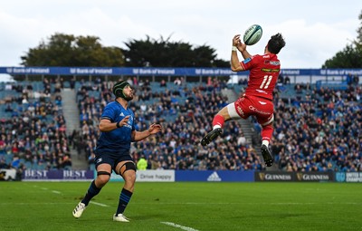 161021 - Leinster v Scarlets - United Rugby Championship - Ryan Conbeer of Scarlets in action against Caelan Doris of Leinster