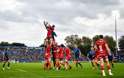 161021 - Leinster v Scarlets - United Rugby Championship - Blade Thomson of Scarlets wins possession in the lineout against James Ryan of Leinster