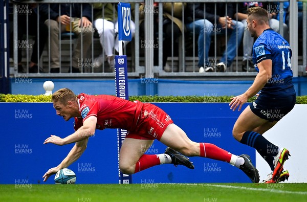 161021 - Leinster v Scarlets - United Rugby Championship - Johnny McNicholl of Scarlets scores his side's first try