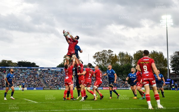 161021 - Leinster v Scarlets - United Rugby Championship - Blade Thomson of Scarlets wins possession in the lineout against James Ryan of Leinster