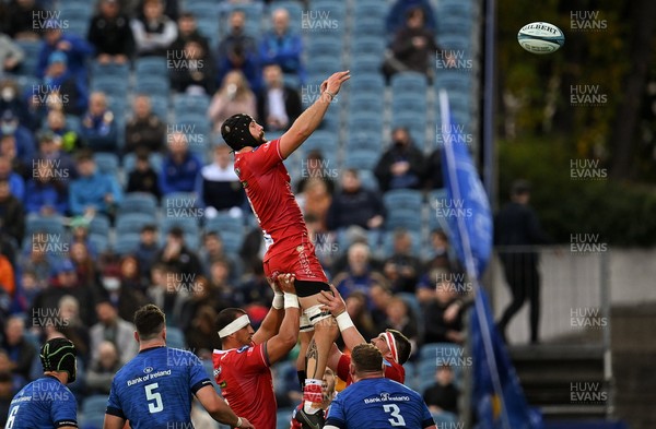161021 - Leinster v Scarlets - United Rugby Championship - Blade Thomson of Scarlets takes possession in a lineout