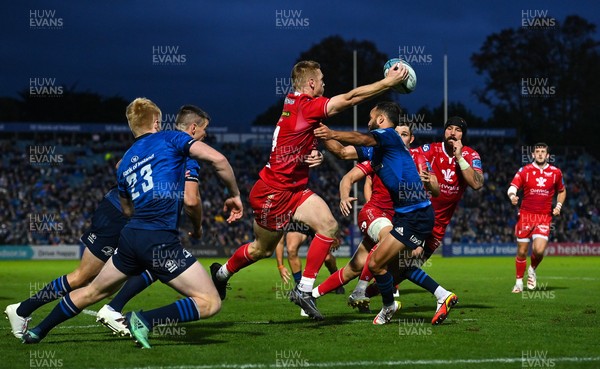 161021 - Leinster v Scarlets - United Rugby Championship - Johnny McNicholl of Scarlets offloads to Tomas Lezana to set up his side's second try