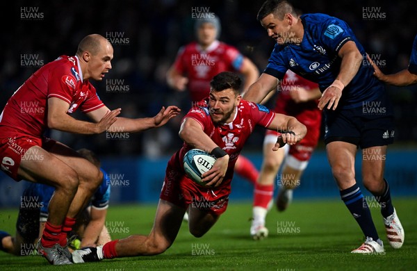161021 - Leinster v Scarlets - United Rugby Championship - Johnny Williams of Scarlets is tackled by Jonathan Sexton of Leinster 