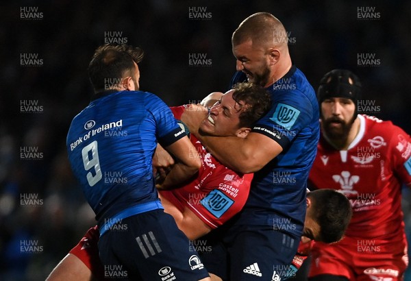 161021 - Leinster v Scarlets - United Rugby Championship - Ryan Elias of Scarlets is tackled by Jamison Gibson-Park, left, and Ross Molony of Leinster