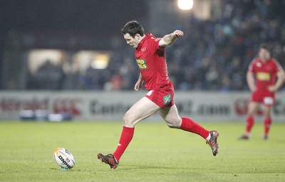 170212 - Leinster v Scarlets - RaboDirect Pro12 -Stephen Jones converts the first penalty for Scarlets