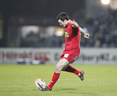 170212 - Leinster v Scarlets - RaboDirect Pro12 -Stephen Jones converts the first penalty for Scarlets