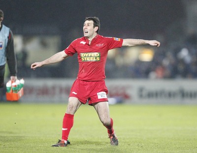 170212 - Leinster v Scarlets - RaboDirect Pro12 -Stephen Jones converts the first penalty for Scarlets