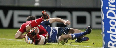 170212 - Leinster v Scarlets - RaboDirect Pro12 -Dan Newton scores the first try for Scarlets