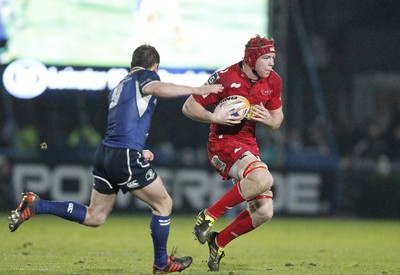 170212 - Leinster v Scarlets - RaboDirect Pro12 -Scarlets' Kiernan Murphy looks for a way past Leinster's Eoin Reddan