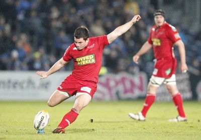 170212 - Leinster v Scarlets - RaboDirect Pro12 -Dan Newton kicks a penalty for Scarlets