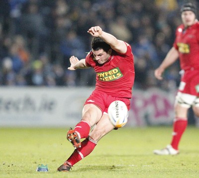 170212 - Leinster v Scarlets - RaboDirect Pro12 -Dan Newton kicks a penalty for Scarlets