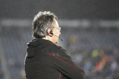 170212 - Leinster v Scarlets - RaboDirect Pro12 -Scarlets' Nigel Davies watches as Fergus McFadden kicks a penalty to deny Scarlets a draw