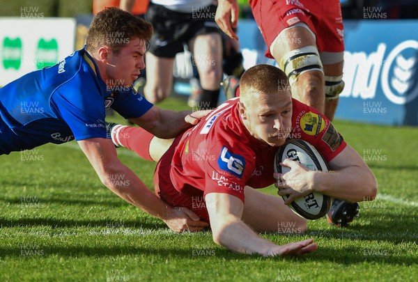 170218 - Leinster v Scarlets - Guinness PRO14 -  Johnny McNicholl of Scarlets goes over to score his side's first try 