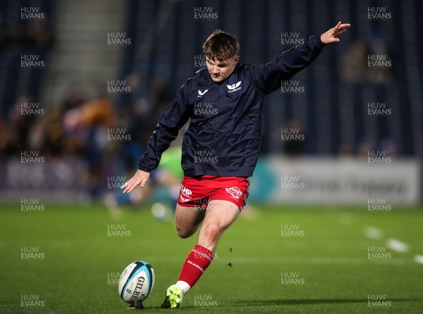 181123 - Leinster v Scarlets - United Rugby Championship - Charlie Titcombe of Scarlets warms up