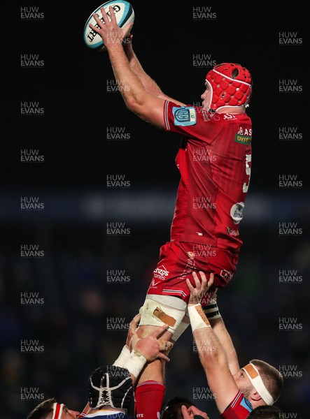 181123 - Leinster v Scarlets - United Rugby Championship - Jac Price of Scarlets takes possession in a lineout
